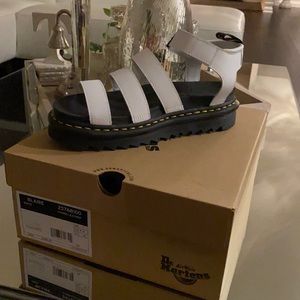 WHITE- DR. MARTEN BLAIRE FLATFORM SANDAL